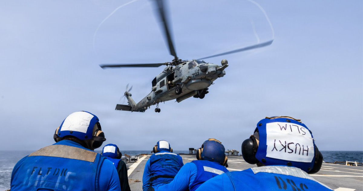 Aterrizaje de un MH-60R Sea Hawk en la cubierta del destructor USS Ross