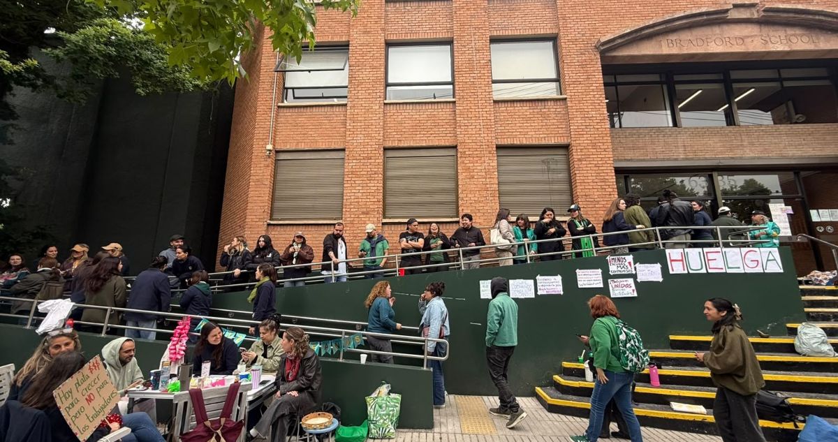 Colegio Bradford de Vitacura en huelga: sindicato acusa "millonario ahorro" en contrato colectivo