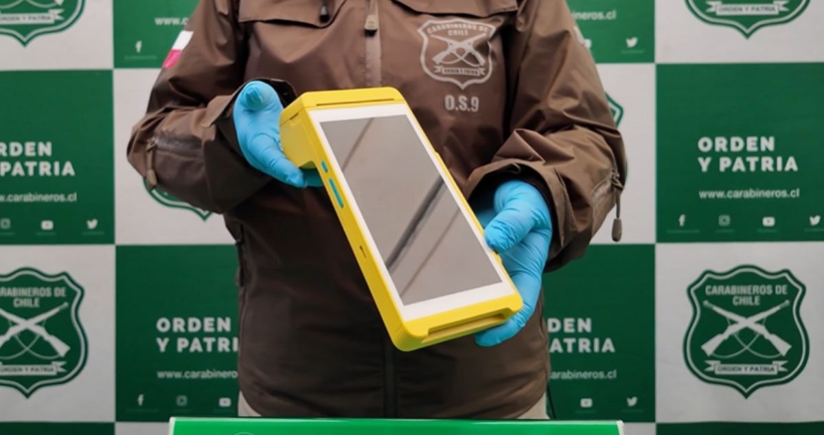 Con "cambiazo" de máquinas de pago: cae sujeto que estafó a varios locales de la RM junto a su pareja
