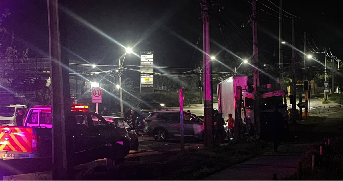 Conductor de camión habría sufrido emergencia médica y chocó cuatro vehículos y un poste en Quilicura