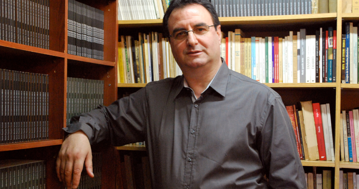 Tulio Mendoza: Conocido escritor penquista Tulio Mendoza será formalizado por abuso sexual