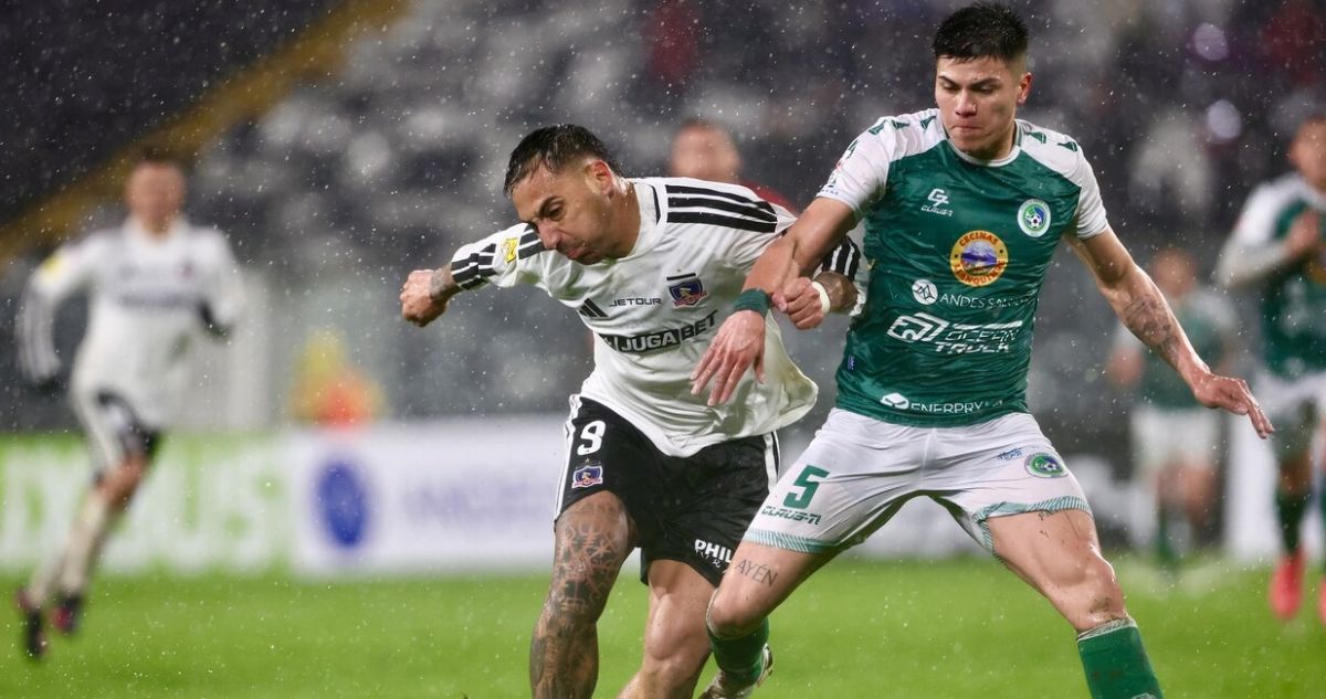 Colo Colo jugando con Puerto Montt en Copa Chile.