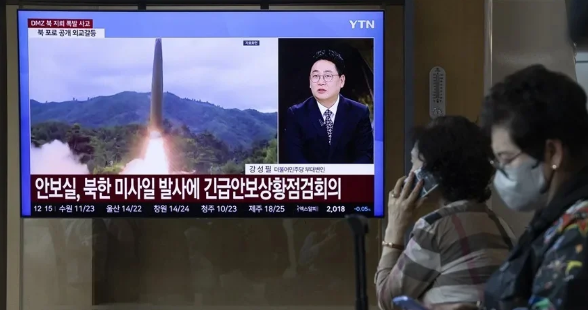Archivo | Personas viendo el reporte de un lanzamiento de misiles de Pionyang en un canal en Corea del Sur