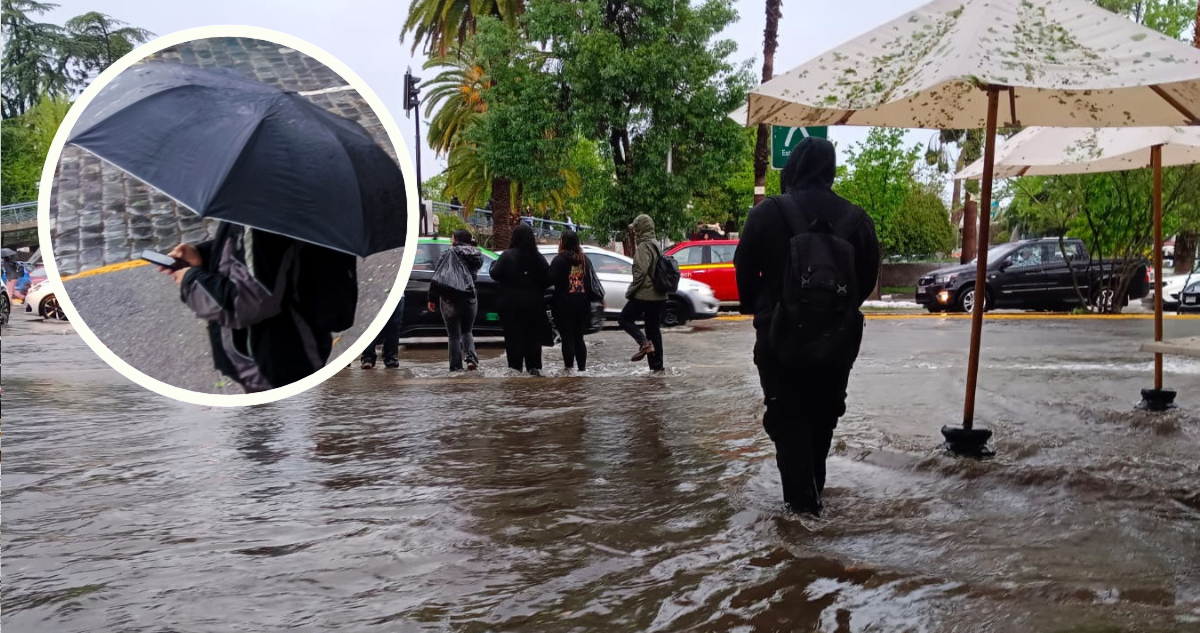 Calles llenas de agua tras granizada en Santiago. Y persona mirando su celular.