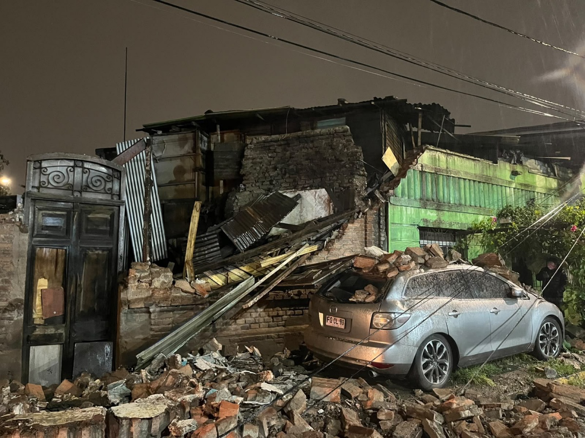 Un muerto, miles de hogares sin luz, calles anegadas y un muro derrumbado: el saldo de lluvias en RM