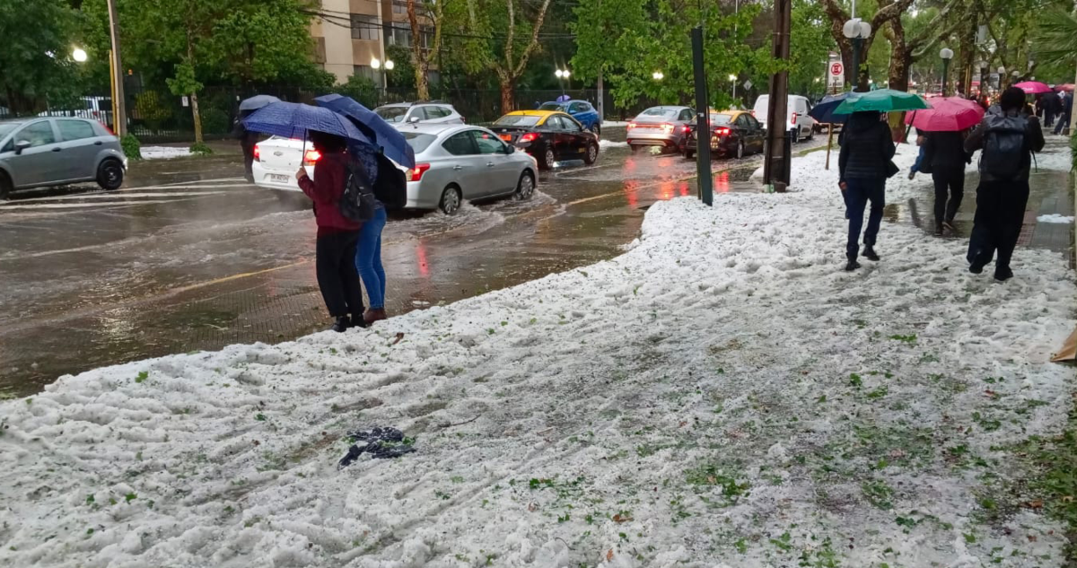 Decretan Alerta Roja en toda la región Metropolitana por tormenta que se desató en Santiago