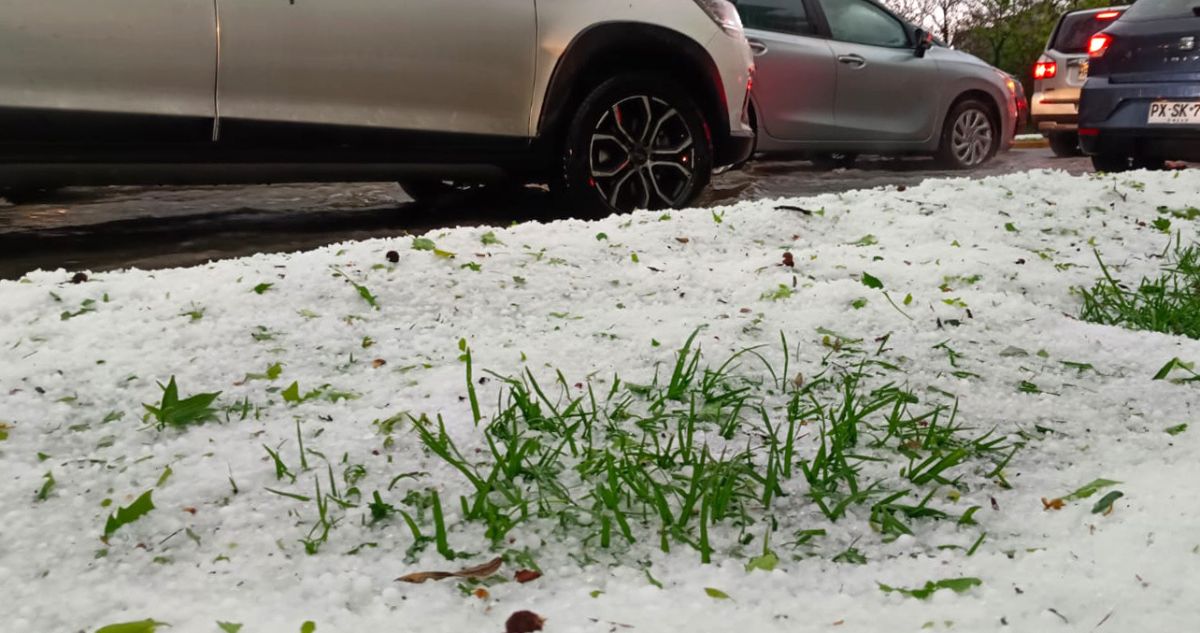 Desbordes reporta colapso de varias techumbres en Santiago por acumulación de granizos