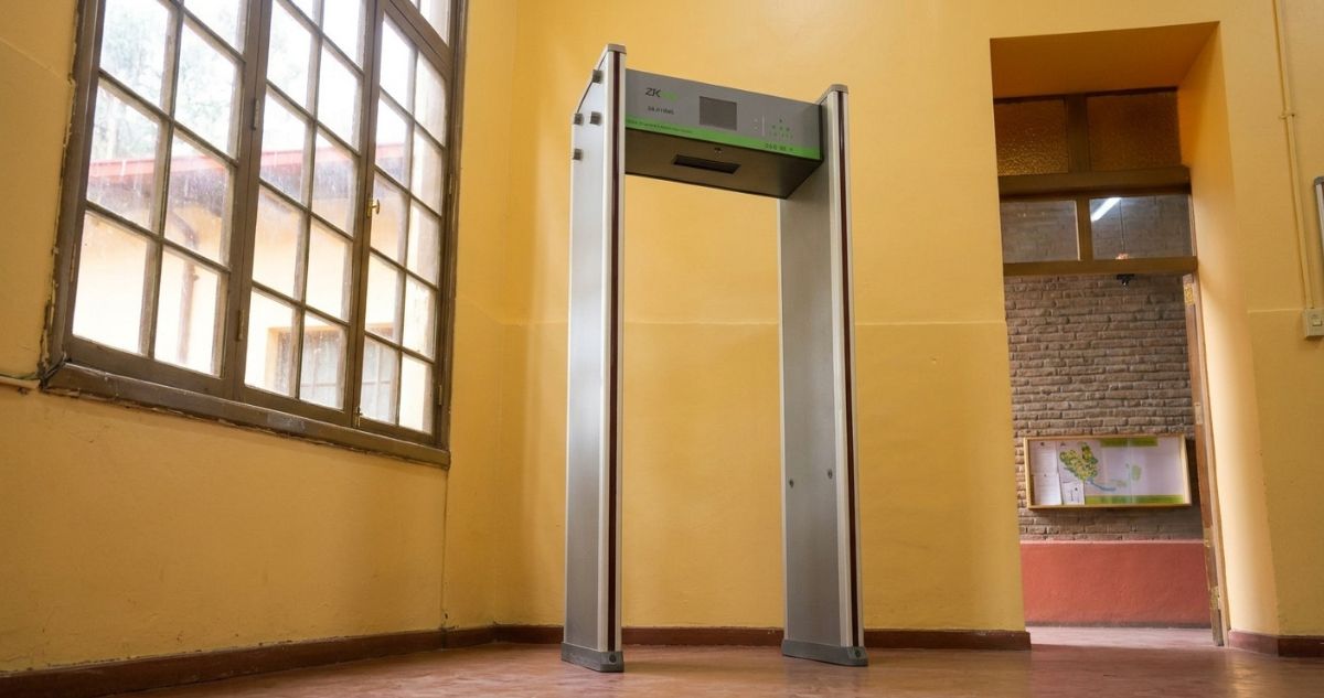 Detectores de metales en colegios: Gobierno da paso clave en medio de duras críticas al reglamento
