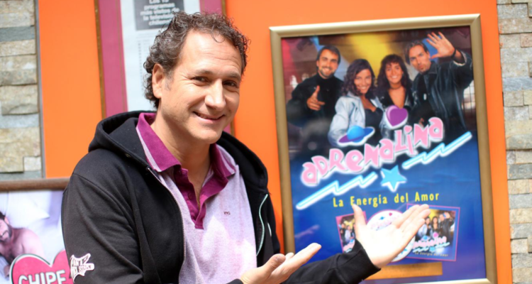 Juan Pablo Sáez y poster de Adrenalina en referencia a su papel de DJ Billy