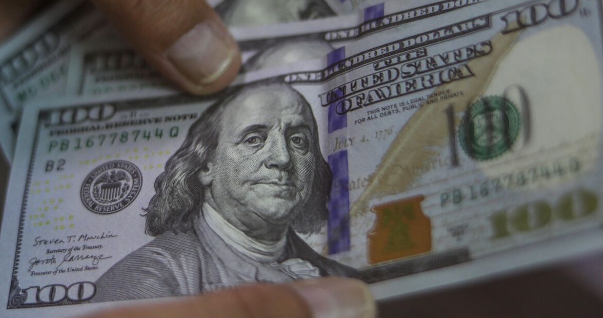Dólar cae de los $980 tras decisión de tasas del Banco Central y con los mercados atentos a la Fed