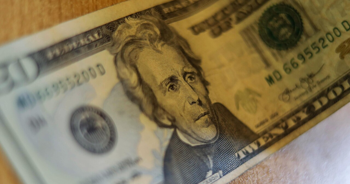 Dólar rebota cerca de los $990 tras confirmarse una inflación persistente en Estados Unidos