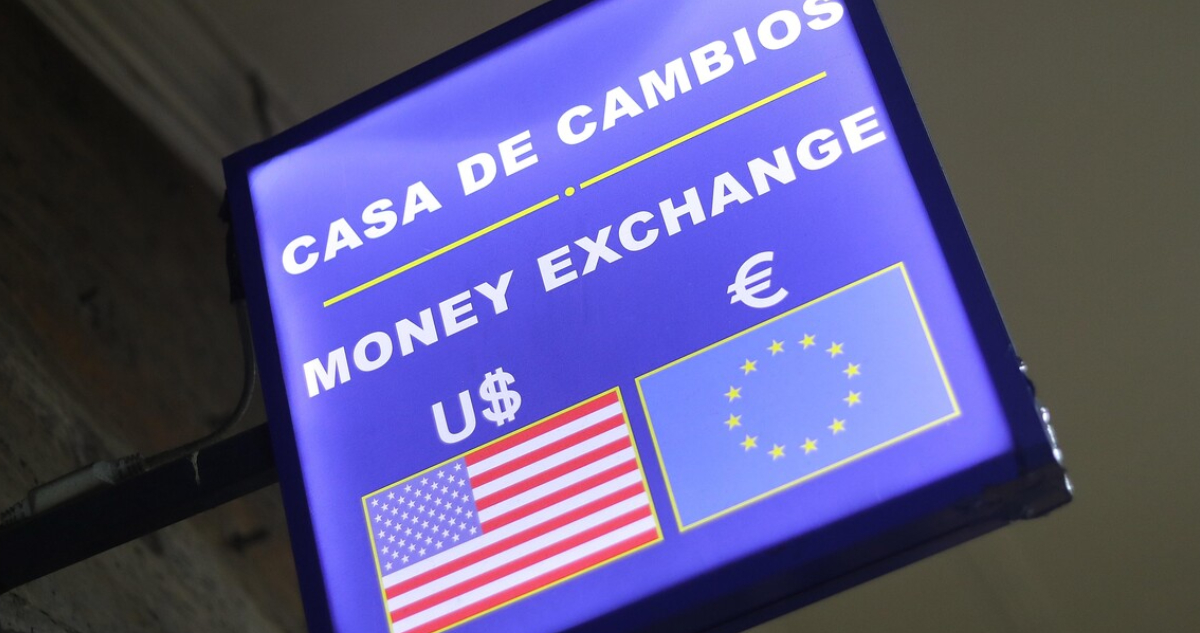 Dólar se mantiene cerca de los $1.000 y en niveles no vistos desde abril de 2025