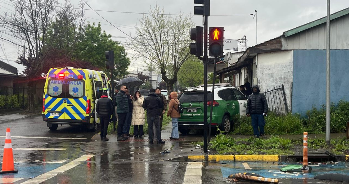 Dos civiles y una carabinera lesionados tras colisión entre auto y vehículo policial en Los Ángeles