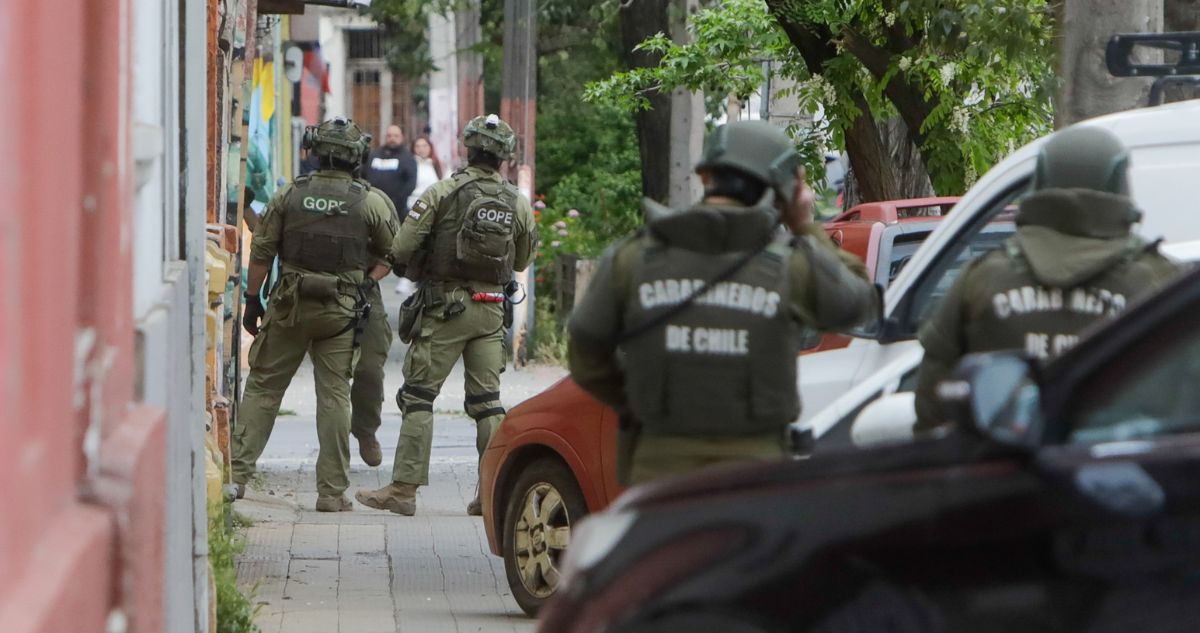 Dos personas se parapetan en el centro de Santiago: habrían intentado asaltar un servicentro