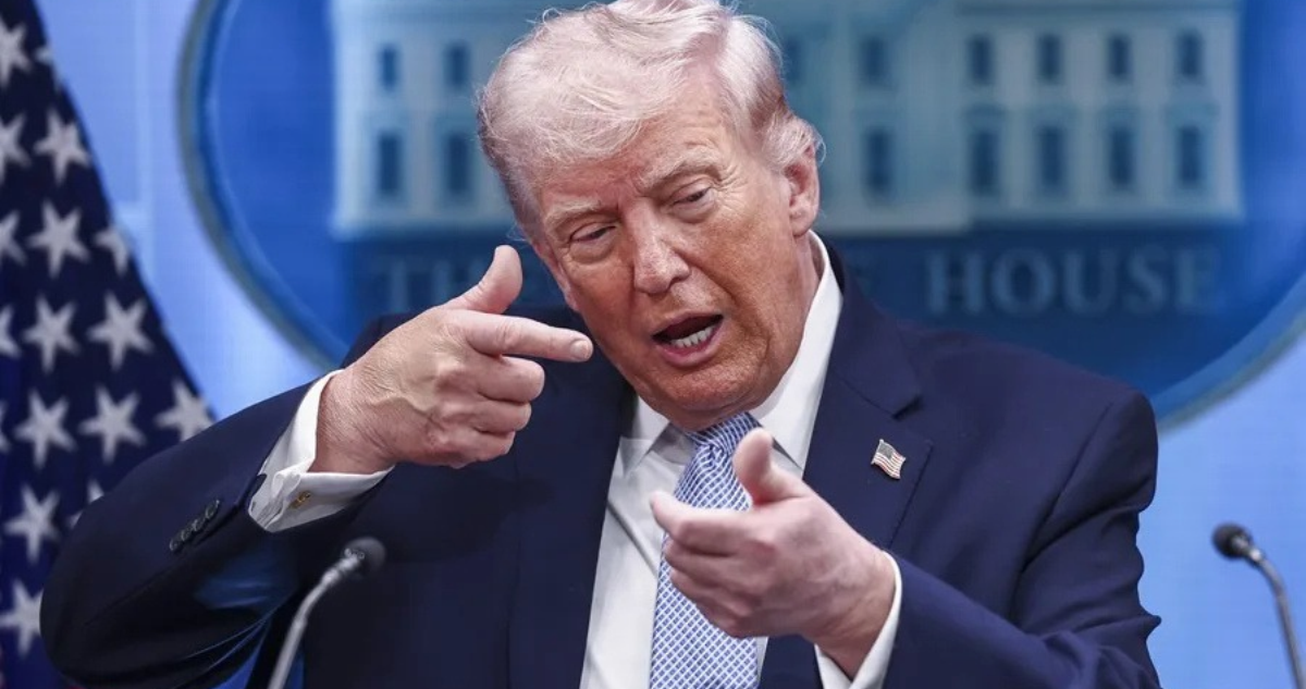 En plena pugna con prensa, Trump dice que se debería disparar a filtradores de información secreta