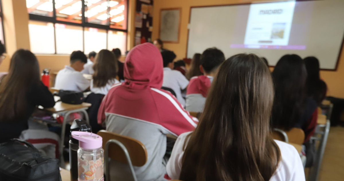 Imagen de contexto de alumnos en sala de clases.