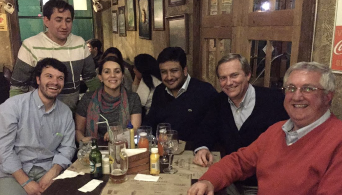 El Mostrador | Archivo: reunión de camaradería, Temuco. Orellana es el hombre de suéter negro.
