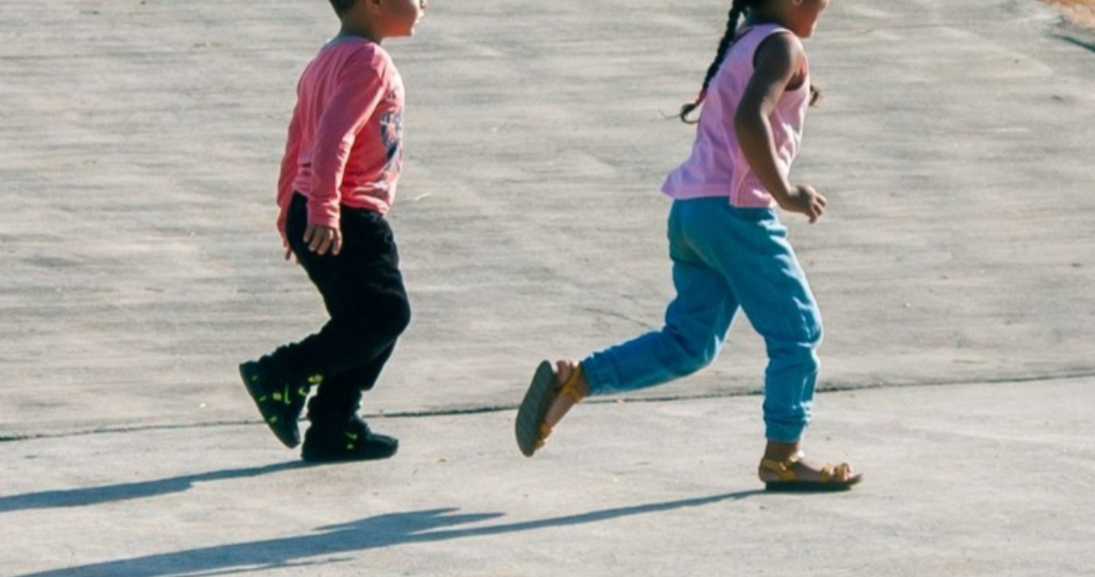 Niños jugando.