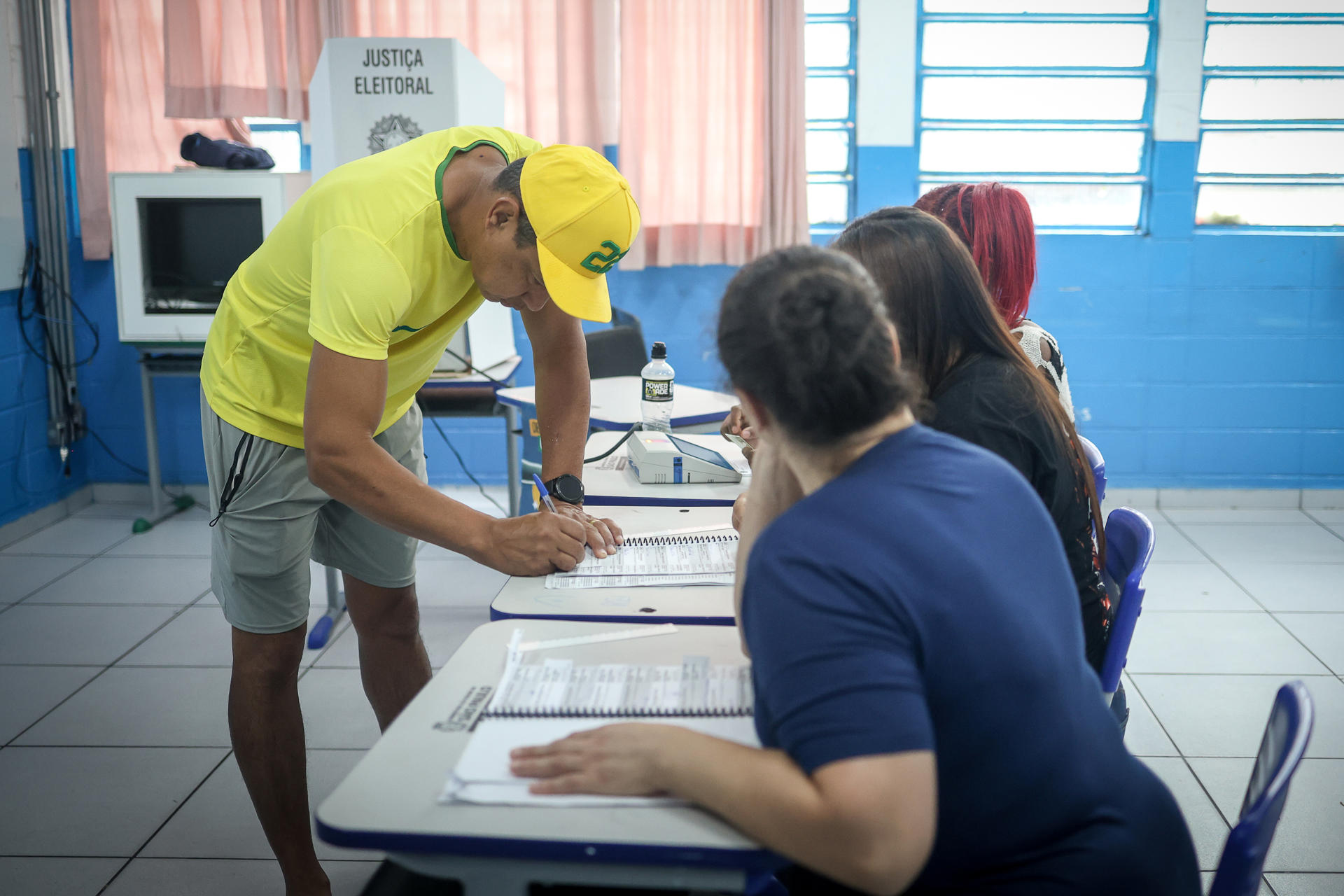 Una persona vota durante las elecciones presidenciales en Sao Paulo