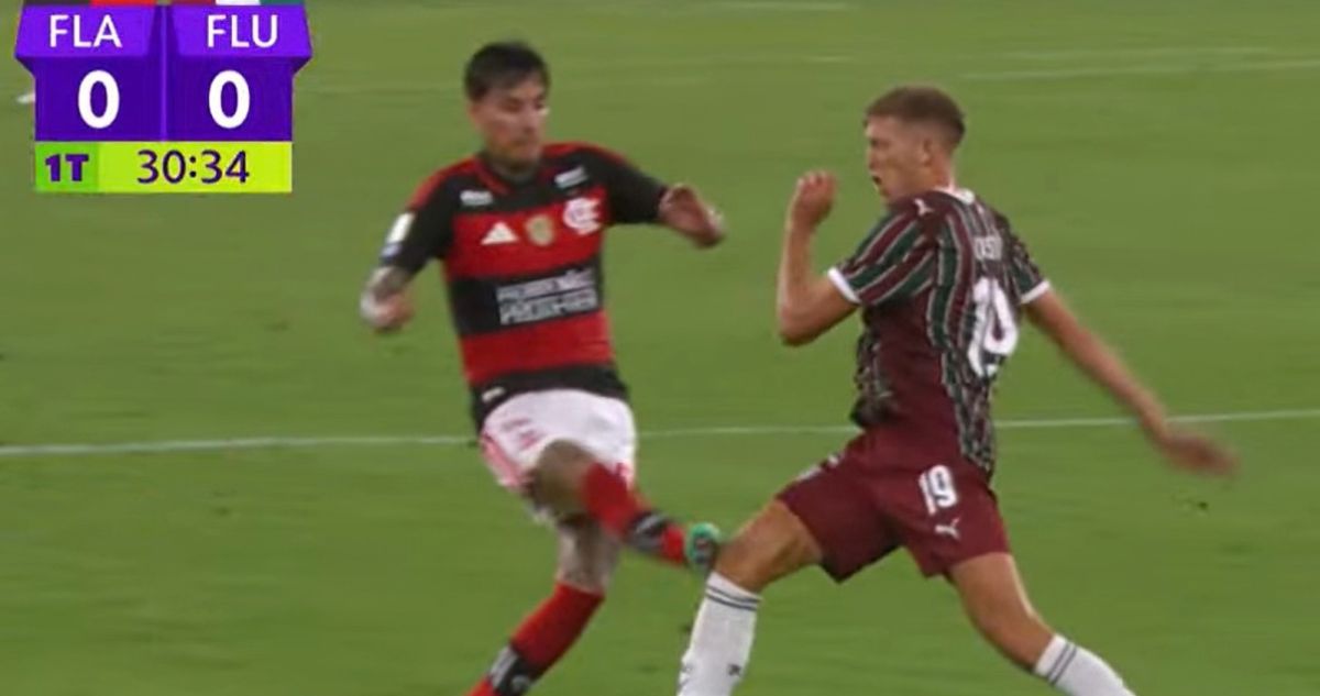 El patadón de Erick Pulgar que indignó a fanáticos de Fluminense en clásico contra Flamengo