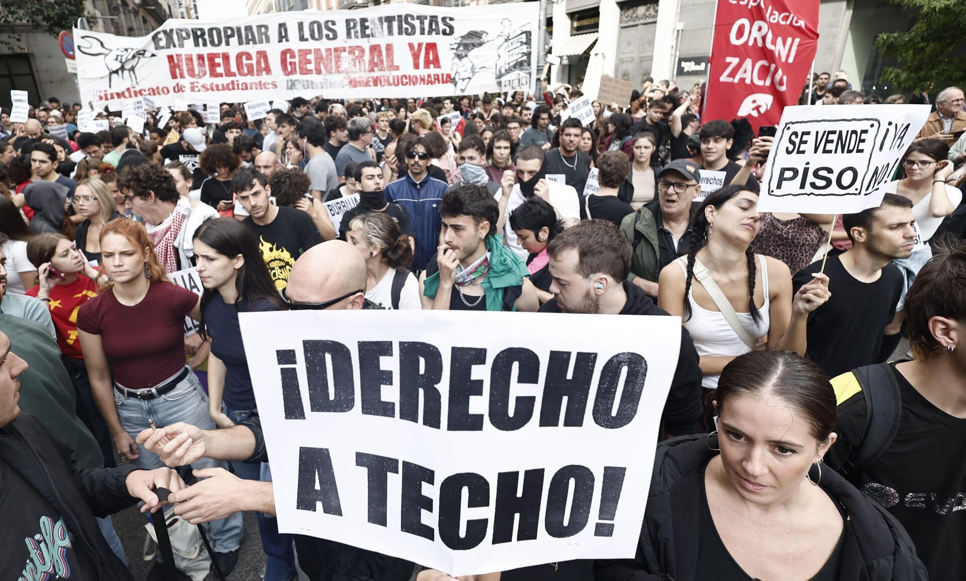 Cientos de personas se manifiestan en las inmediaciones del Congreso durante votación de los decretos