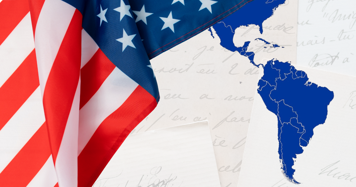 Cartas, bandera de Estados Unidos y mapa de América Latina.