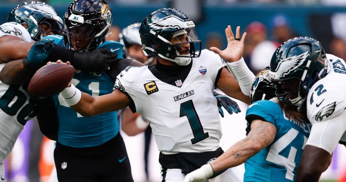 Jalen Hurts jugó partido de NFL con una trombosis.