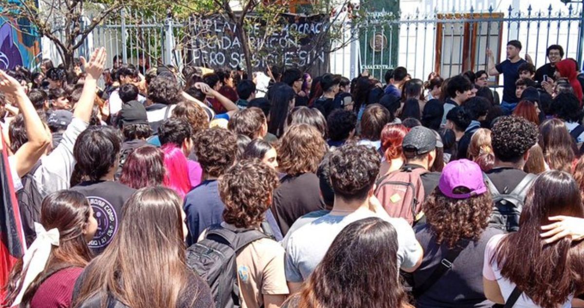 Estudiantes de la UDP se manifiestan acusando deficiente gestión durante tormenta: hubo incidentes