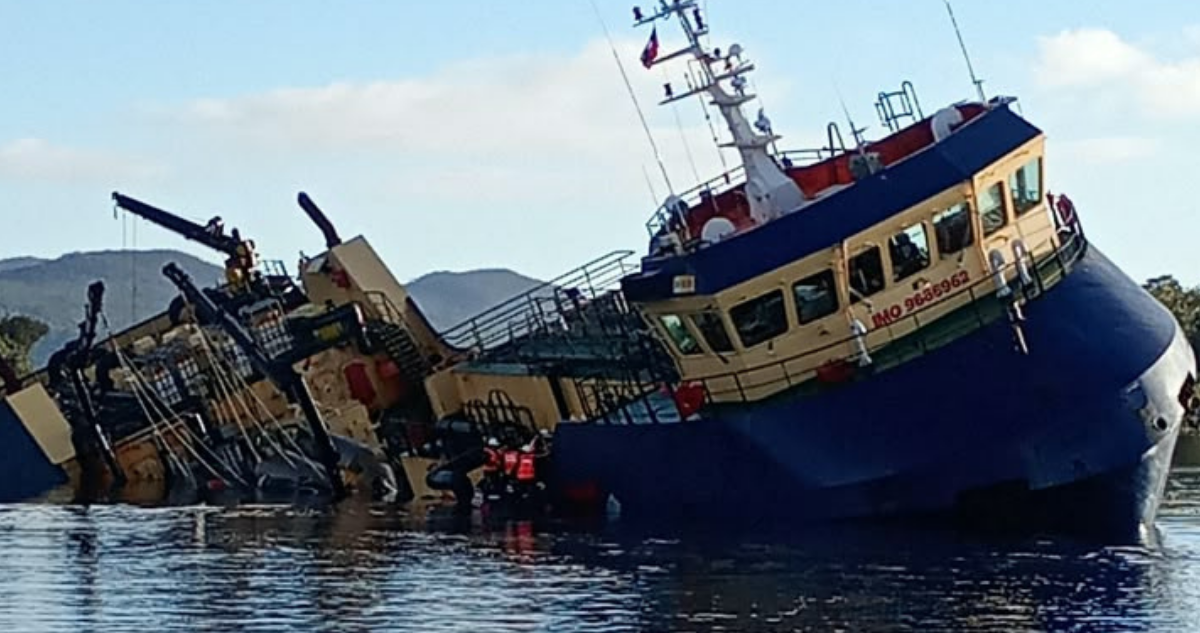 Evacúan a 14 tripulantes tras impacto de embarcación contra roqueríos cerca de Melinka