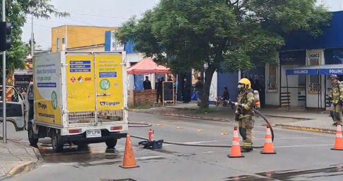 Evacúan personas por fuga en camión de gas en pleno centro de Santiago