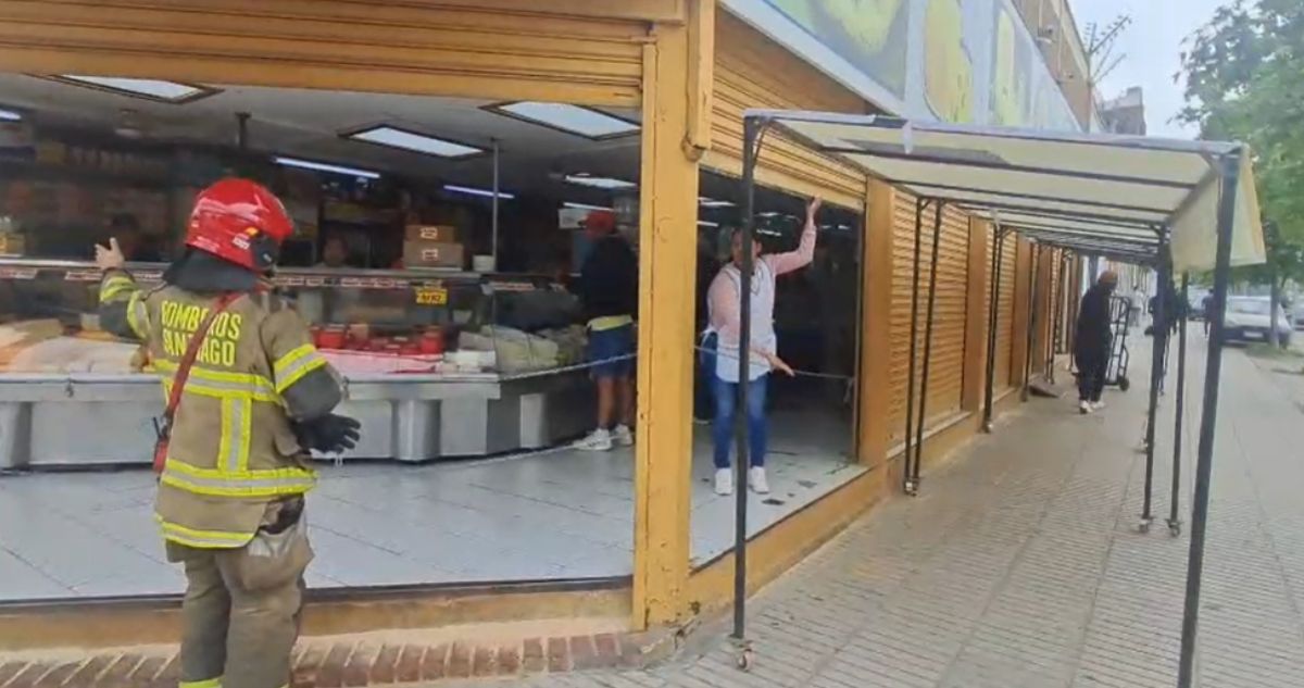 Evacúan personas por fuga en camión de gas en pleno centro de Santiago