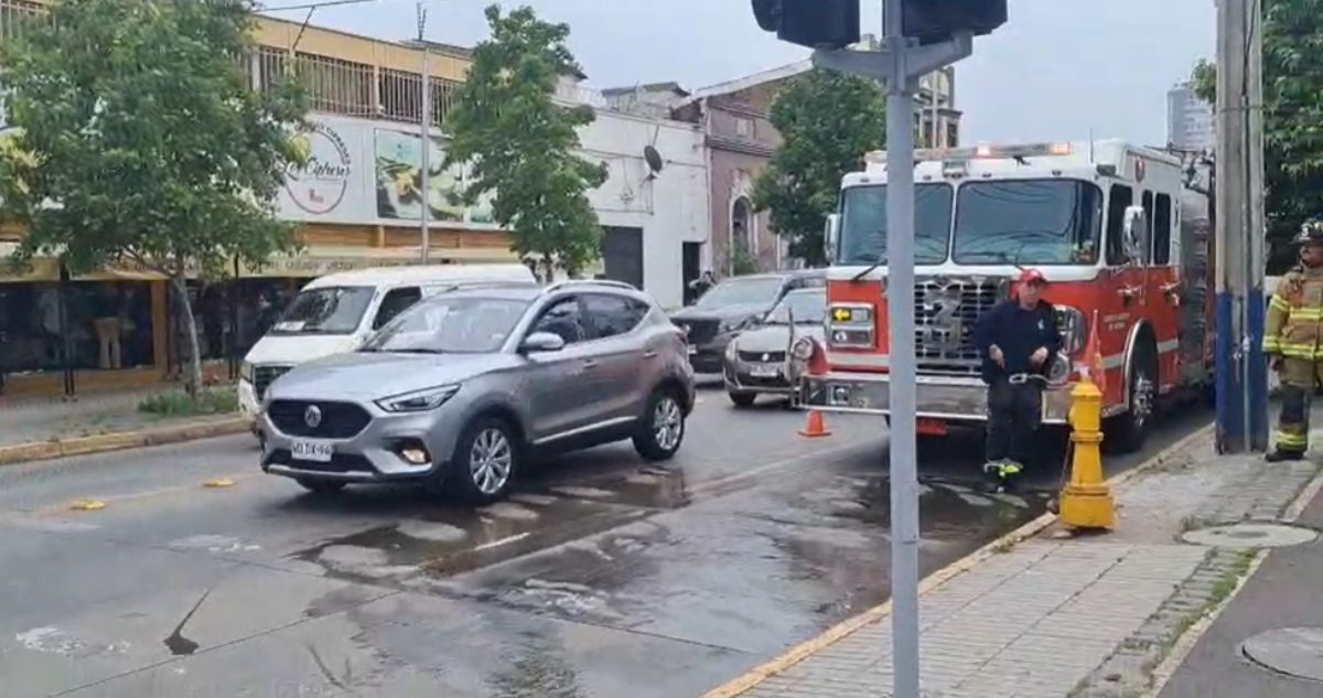 Evacúan personas por fuga en camión de gas en pleno centro de Santiago