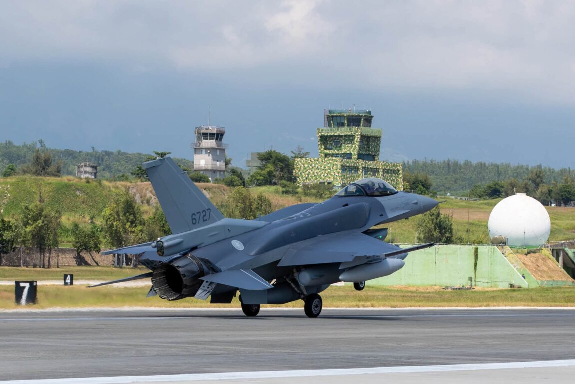 Uno de los dos F-16V Block 70 que arribó a Taiwán 
