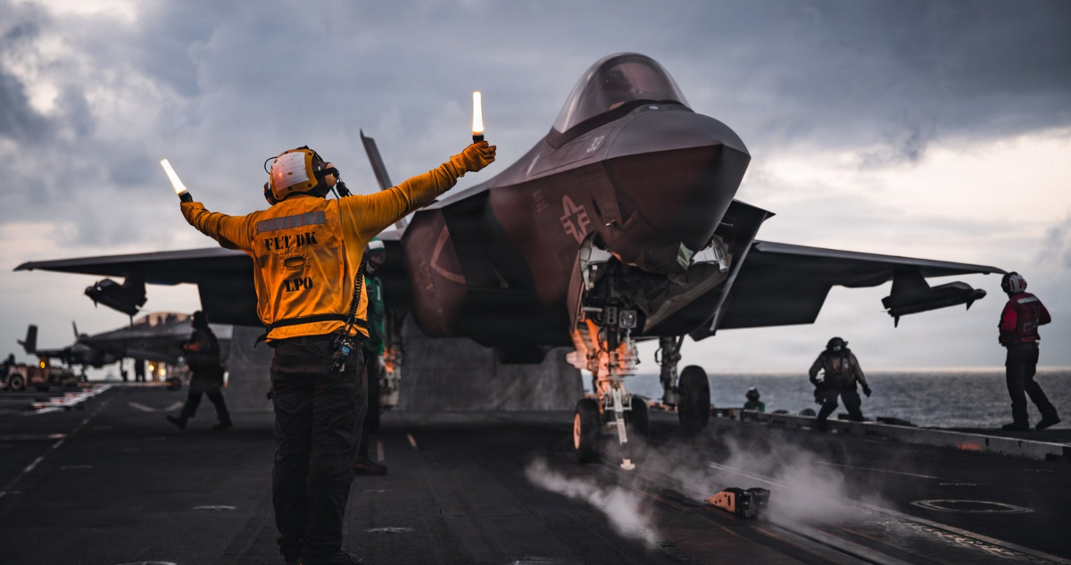 Un F-35C Lightning II se prepara para despegar de la cubierta del USS George Washington