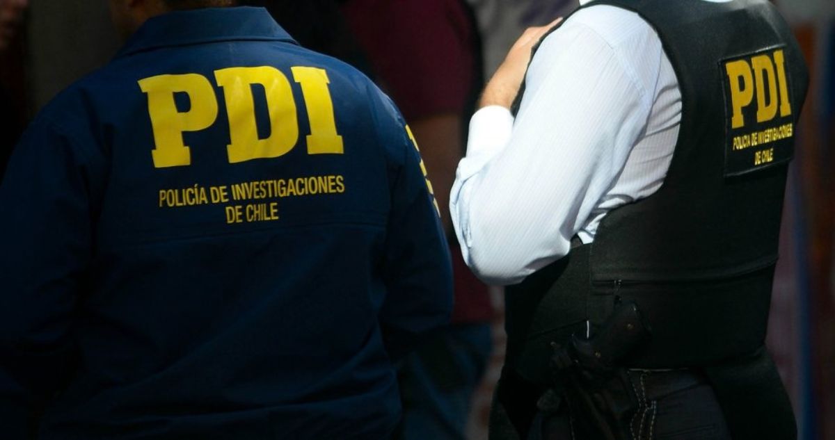 Fingían ser PDI: detienen a 2 integrantes de banda que robó casi $10 millones a víctima en el Metro