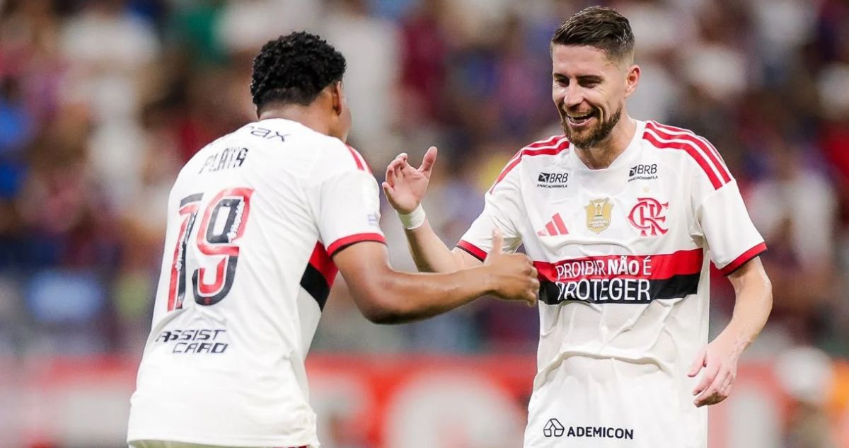 Flamengo de Erick Pulgar goleó a Bahía y recuperó la cima del Brasileirao.