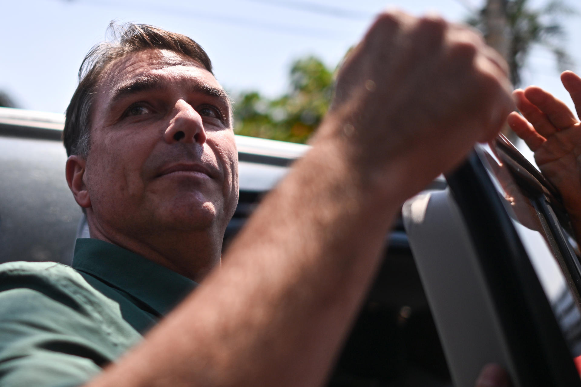 El candidato brasileño Flávio Bolsonaro tras visitar a su padre, el exmandatario Jair Bolsonaro