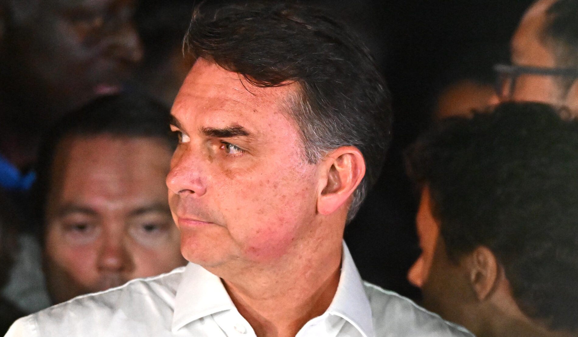 El excandidato presidencial Flavio Bolsonaro habla en una rueda de prensa el domingo