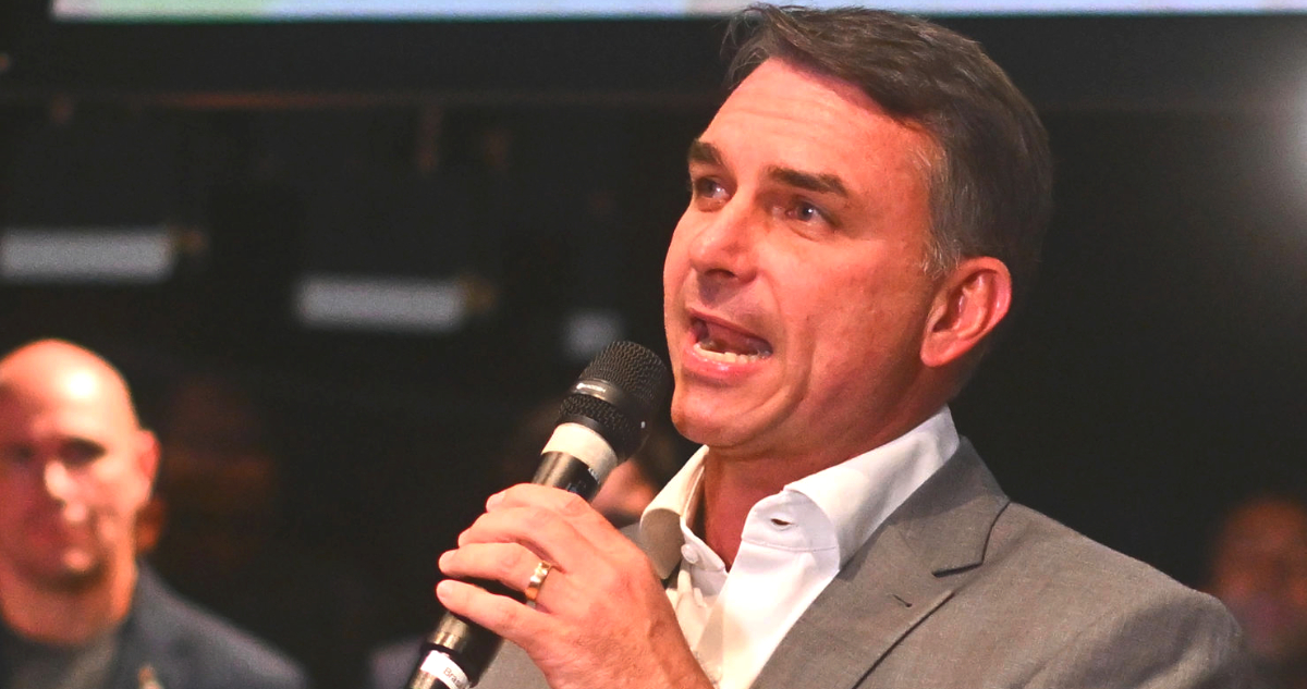 Flávio Bolsonaro promete reformar el Poder Judicial y gobernar “al lado de” su padre si vence a Lula