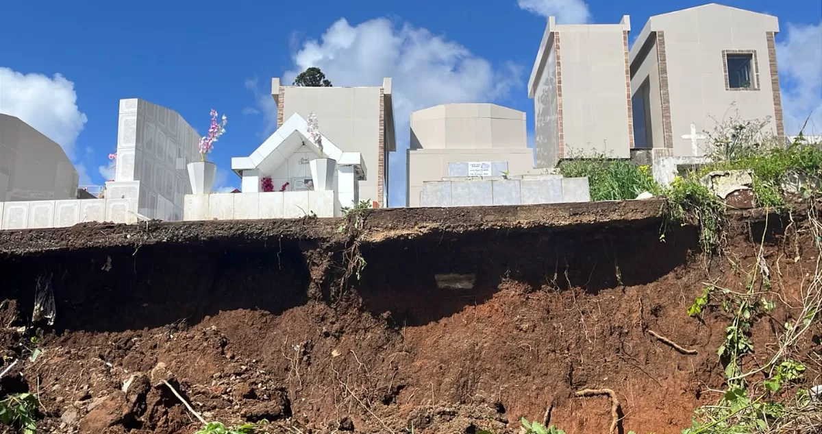 Salud inicia sumario sanitario al cementerio de Lota por colapso de muro y erosión del terreno