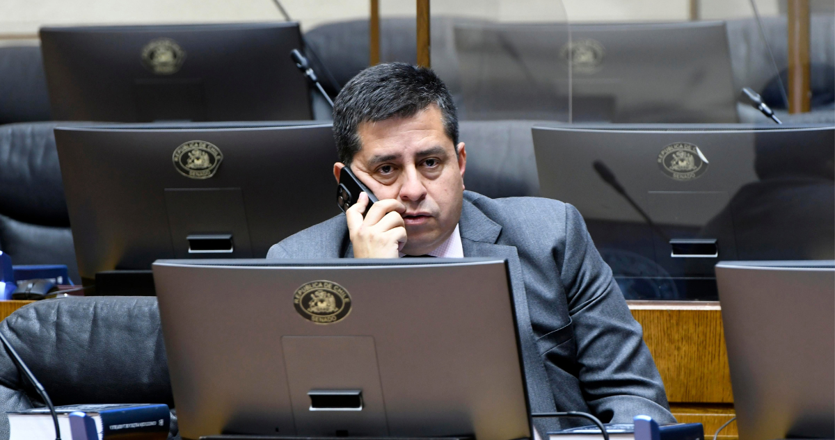 Senador Araya contrató a las dos hijas de su pareja: una sigue como asesora y gana más de $2 millones