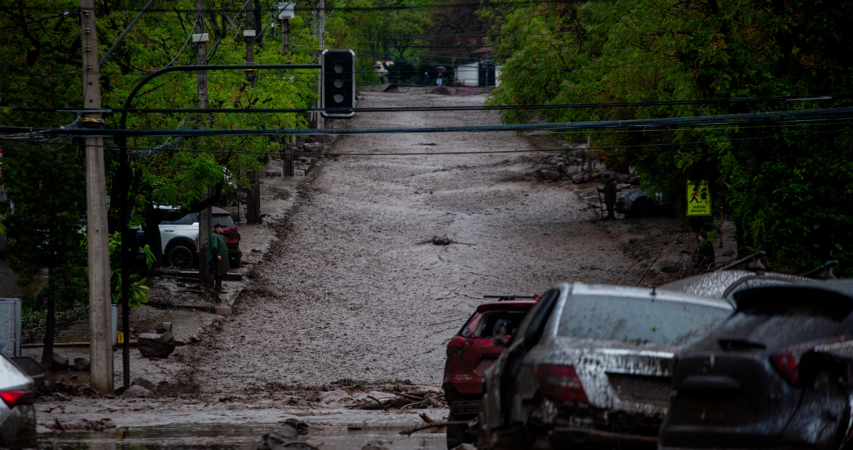 Decretan Alerta Roja en Las Condes y otras 9 comunas de la RM tras aluvión en San Carlos de Apoquindo