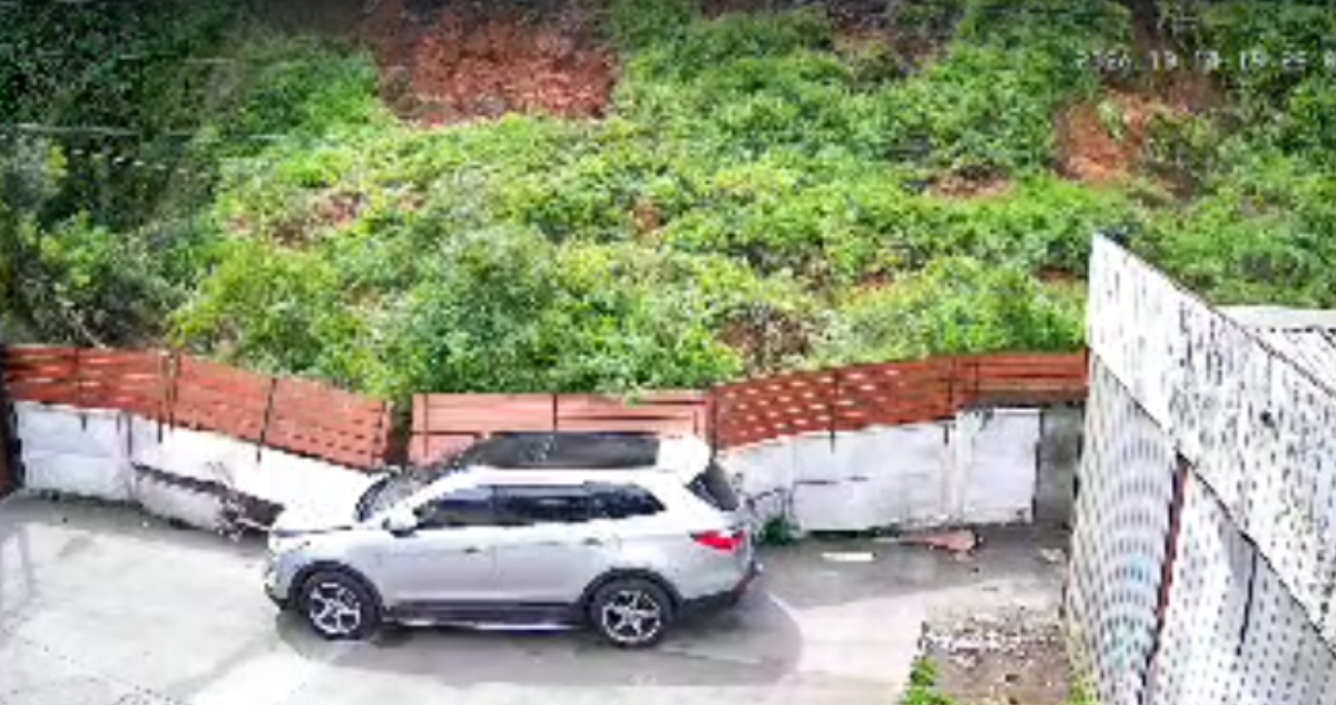 Derrumbe de cerro bloquea carretera Fernando Maira en Lota: masa de tierra destruyó frontis de casa