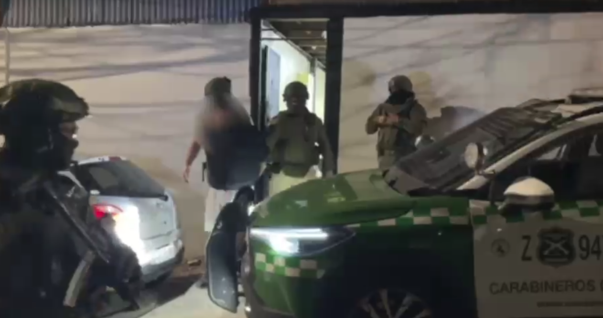 Cae banda que robaba autos en región de Tarapacá para luego venderlos en Bolivia: hay 28 detenidos