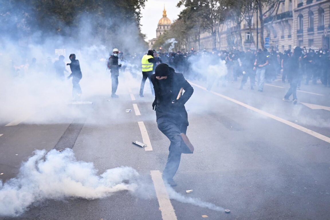 Marcha de estudiantes de secundaria y miembros de sindicatos franceses en París, Francia 