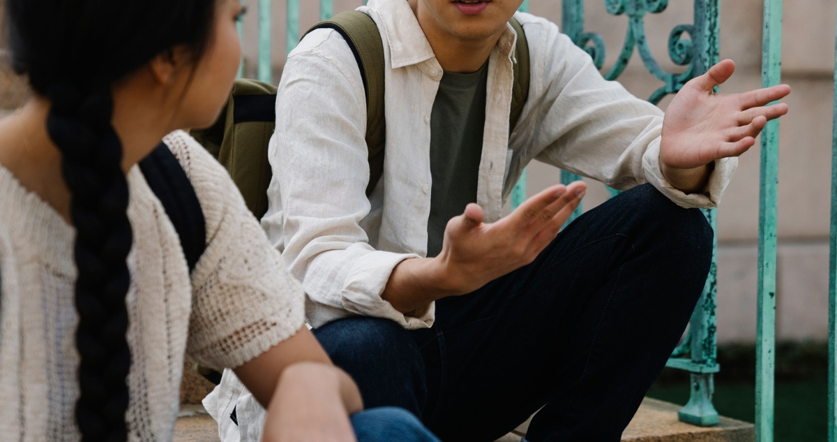 Jóvenes hablando
