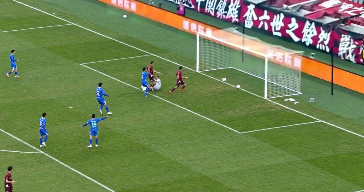Insólito “gol doble” paralizó partido de fútbol en China.
