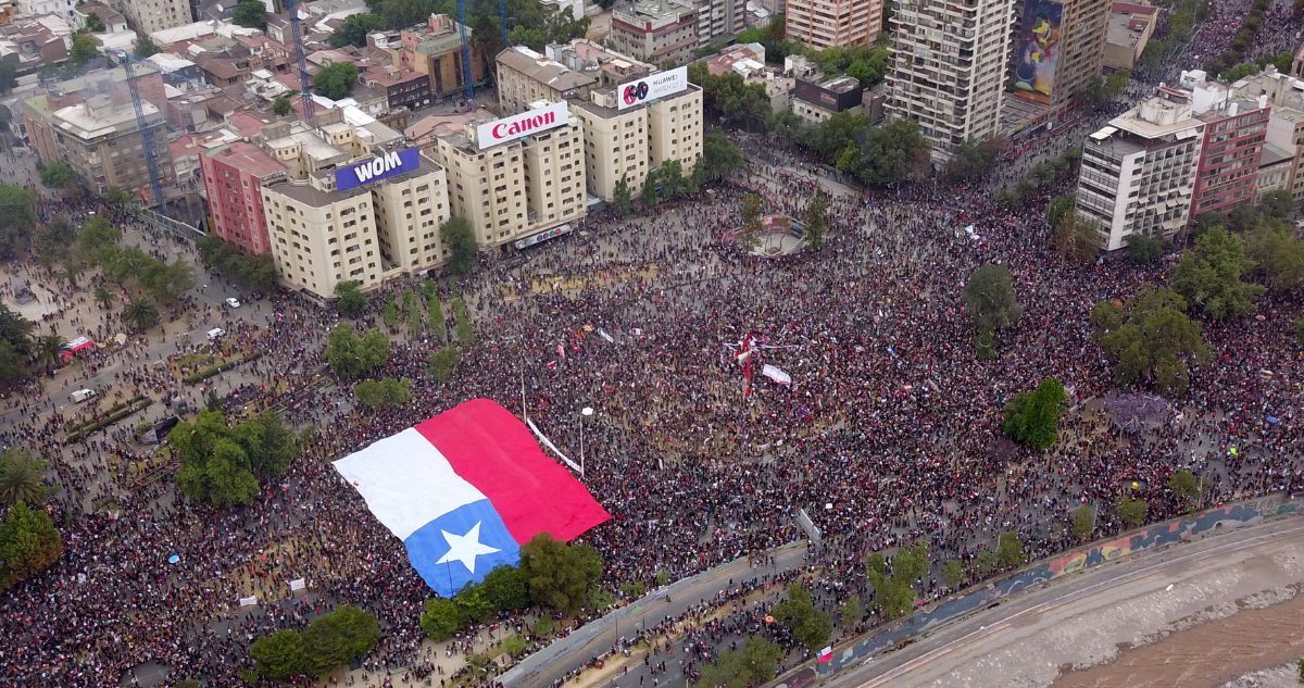 Gobierno descarta marchas autorizadas para el 18-O y Orrego avisa que "perseguirán a quien destruya"