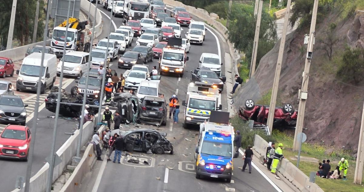 Grave accidente en bajada La Pirámide termina con varios vehículos volcados y destruidos