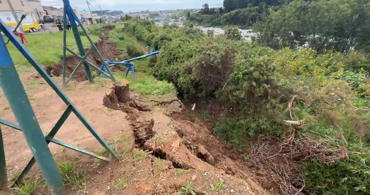 Al menos 100 viviendas peligran por grieta de 500 metros en Arauco: anunciaron subsidios para evacuar